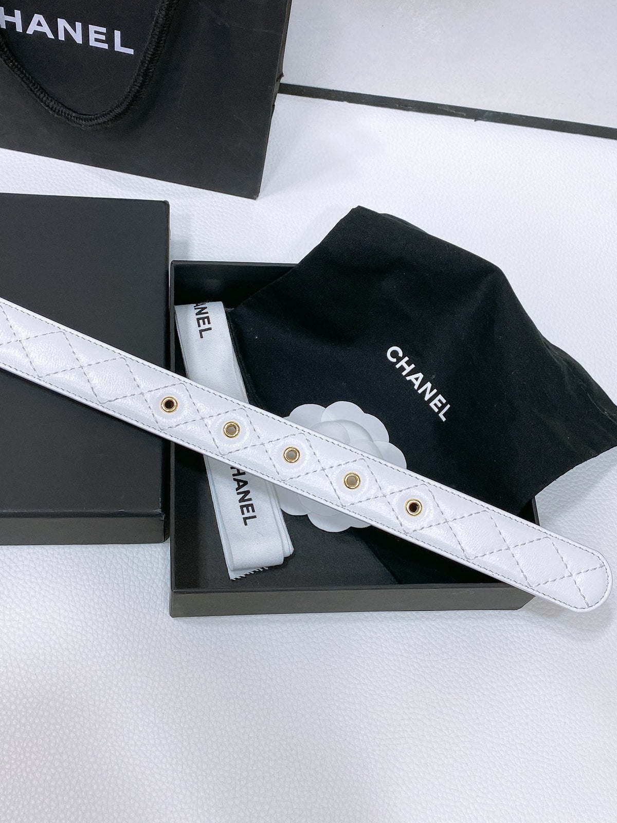 CHANEL BELT 30 MM IN WHITE EMBROIDERED CALFSKIN PEARL LOGO WITH GOLD HARDWARE